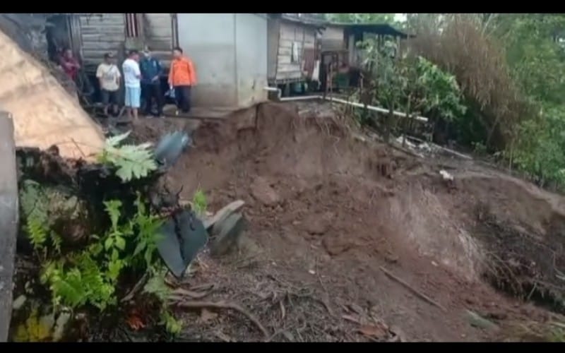  3 Rumah Warga Muba Ambruk Masuk Sungai Musi karena Tanah Ambles