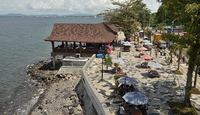 Pengembangan Area Pejalan Kaki Pantai Malalayang Manado - Bagian 1