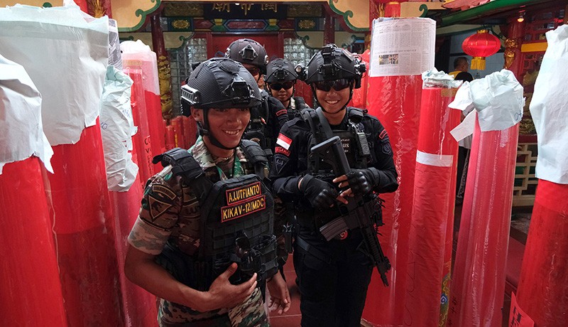 Prajurit TNI-Polri Patroli ke Kelenteng di Pontianak - Bagian 3
