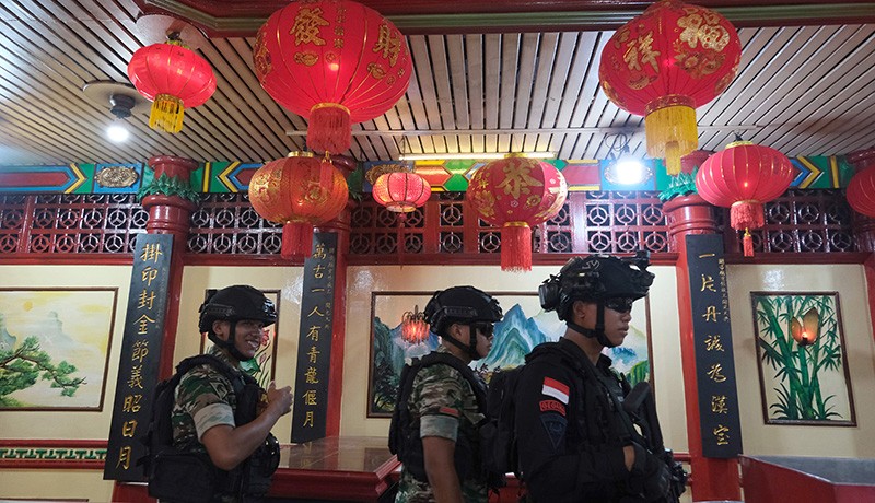 Prajurit TNI-Polri Patroli ke Kelenteng di Pontianak - Bagian 2