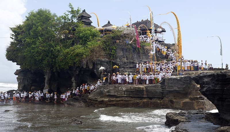 Umat Hindu Sembahyang Hari Suci Siwaratri di Pura Tanah Lot Bali - Bagian 1