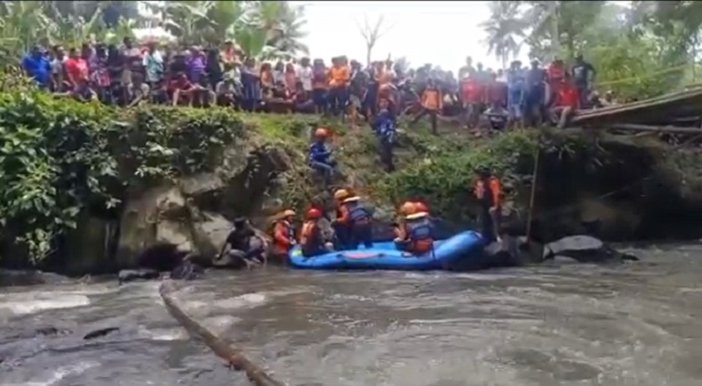 Jembatan di Jember Ambruk, Pengangkut Kayu Jatuh dan Hilang Terseret Arus Sungai