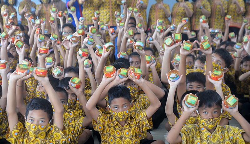 Ratusan Siswa Semarang Dapat Kue Keranjang Jelang Imlek 2574 - Bagian 1