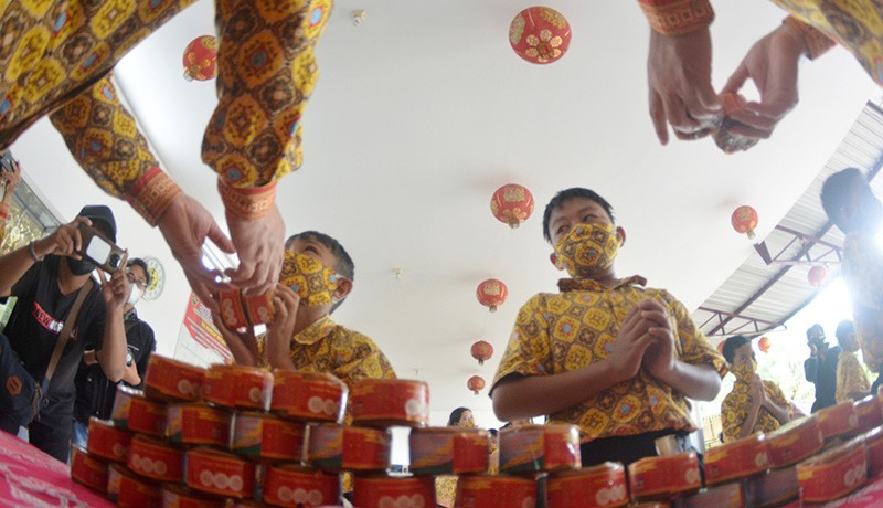 Ratusan Siswa Semarang Dapat Kue Keranjang Jelang Imlek 2574 - Bagian 3