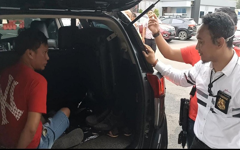 title DPO Perampokan Uang Setengah Miliar Ditangkap Jelang Pernikahan di Palembang DPO Perampokan Uang Setengah Miliar Ditangkap Jelang Pernikahan di Palembang