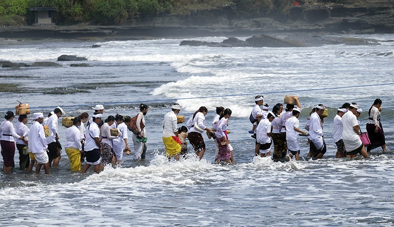 Umat Hindu Sembahyang Hari Suci Siwaratri di Pura Tanah Lot Bali - Bagian 2