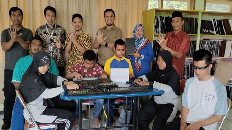 Telkom Bantu Tunarungu di 7 Kota untuk Bisa Berkomunikasi dengan Aplikasi i-CHAT