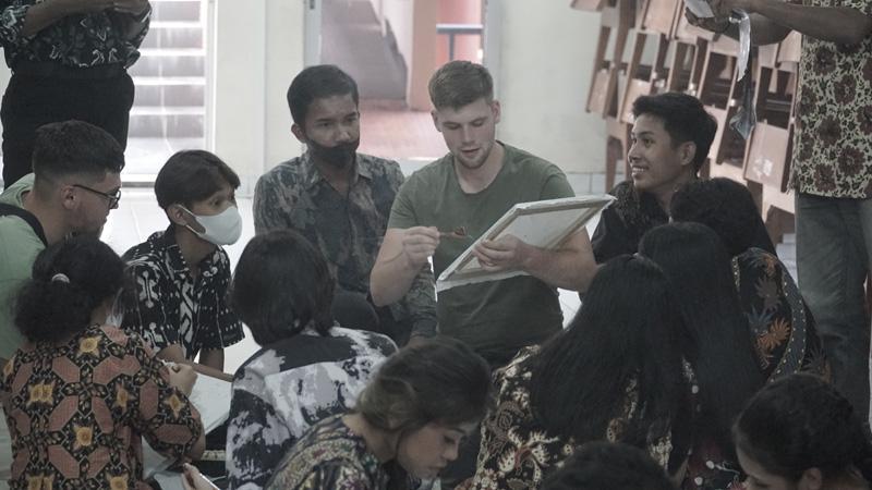 title  Cerita Wisatawan Belanda Belajar Membatik di Salatiga, Senang Bisa Bertukar Budaya   Cerita Wisatawan Belanda Belajar Membatik di Salatiga, Senang Bisa Bertukar Budaya