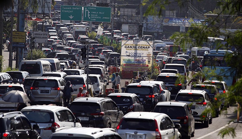 Kemacetan Panjang Menuju Jalur Wisata Puncak Bogor pada Sabtu Siang - Bagian 1