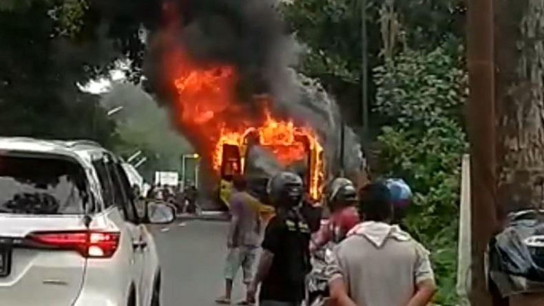 Bus Rombongan Wisatawan dari Kendal Terbakar di Boyolali