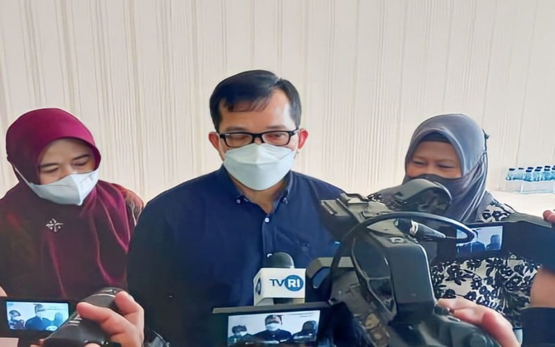 Viral Antrean di RSMH Palembang Pakai Sandal dan Batu Bata