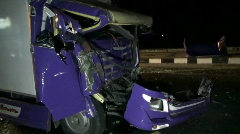 Truk Boks Tabrak Trailer di Jalur Pantura Tuban, Sopir Tewas Terjepit