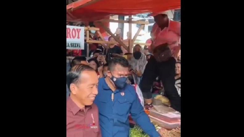 title Viral Emak-Emak Pedagang Joget Kegirangan Salaman dengan Jokowi, Diberi Amplop dan Sembako Viral Emak-Emak Pedagang Joget Kegirangan Salaman dengan Jokowi, Diberi Amplop dan Sembako