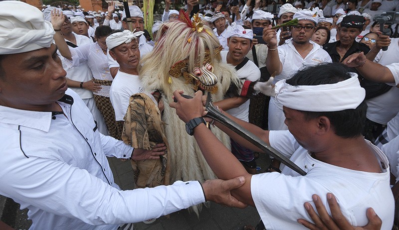 Umat Hindu Bali Kesurupan Massal, Keris Ditusuk ke Leher dan Dada - Bagian 2