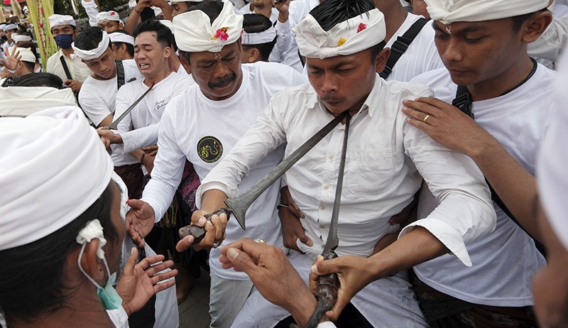 Umat Hindu Bali Kesurupan Massal, Keris Ditusuk ke Leher dan Dada - Bagian 1