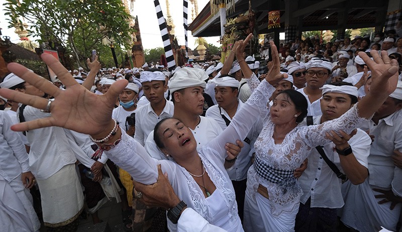 Umat Hindu Bali Kesurupan Massal, Keris Ditusuk ke Leher dan Dada - Bagian 3