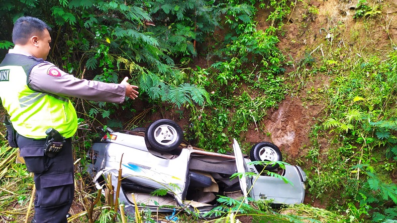 Suzuki Carry Terjun ke Jurang 25 Meter di Garut, Sopir dan 3 Penumpang Luka-luka