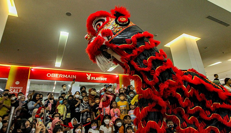 Atraksi Barongsai Meriahkan Tahun Baru Imlek 2574 di Pusat Perbelanjaan  - Bagian 2