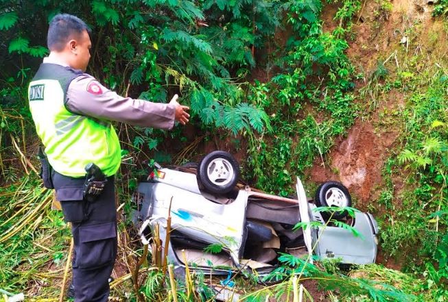 Suzuki Carry Hilang Kendali lalu Masuk Jurang di Garut, 4 Luka-Luka