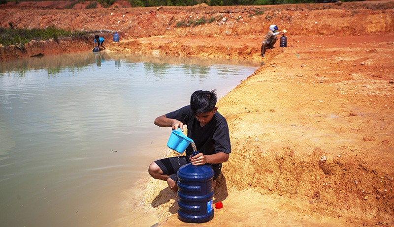 Kesulitan Air Bersih, Warga Batam Manfaatkan Penampungan Kolam Air Hujan - Bagian 2