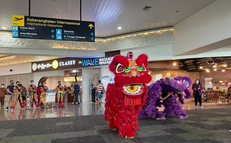 Meriahkan Imlek, Bandara Angkasa Pura I Hadirkan Barongsai hingga Kue Keranjang 