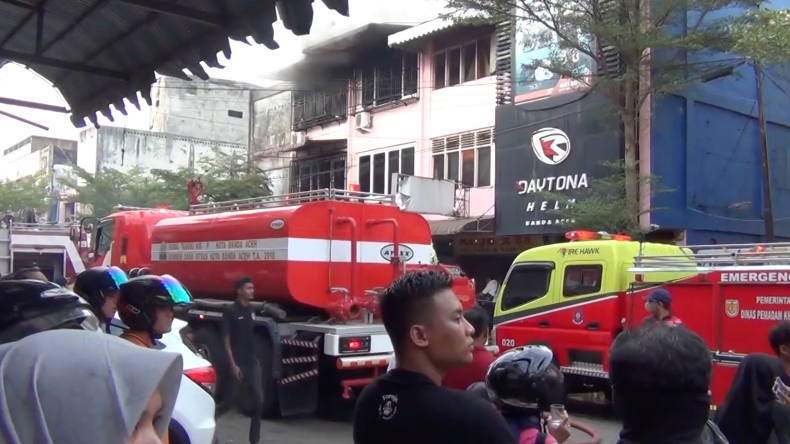 title Ditinggal Rayakan Imlek, Ruko 3 Lantai di Banda Aceh Terbakar Ditinggal Rayakan Imlek, Ruko 3 Lantai di Banda Aceh Terbakar