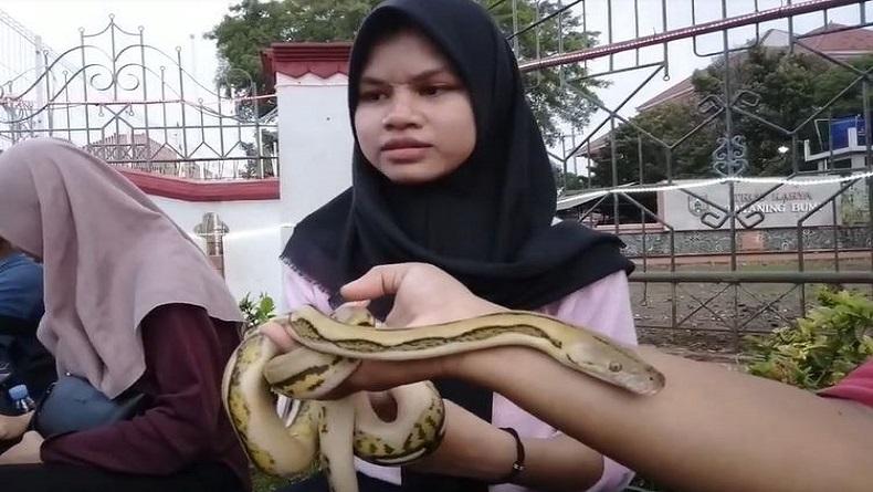 Warga Jepara Nikmati Libur Imlek dengan Bermain Hewan Reptil dan Beri Makan Rusa