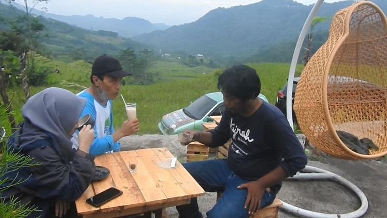 Nikmatnya Minum Kopi dengan Pemandangan Terasering Sawah di Banjarnegara