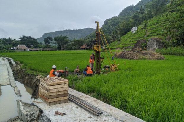  Cari Penyebab Jalan Ambles di Sriharjo Imogiri, Peneliti UGM Lakukan Pengeboran Tanah