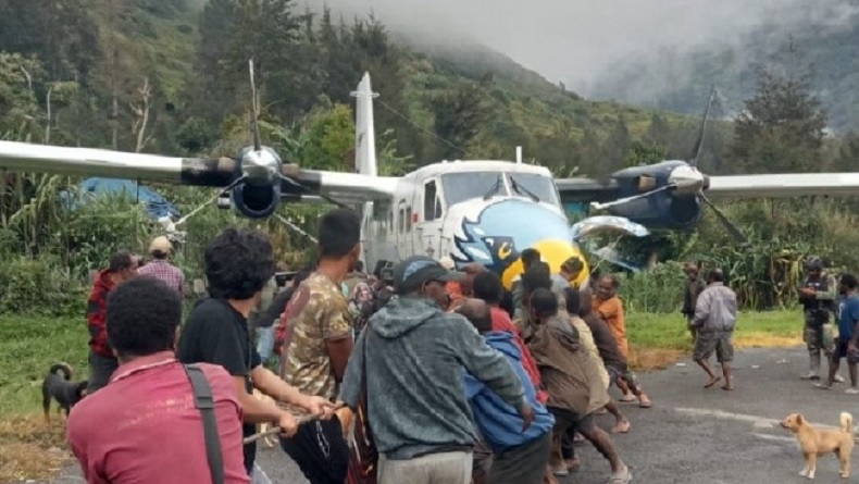 Evakuasi Pesawat Tergelincir Libatkan Warga Beoga, Penyebab Masih Diselidiki
