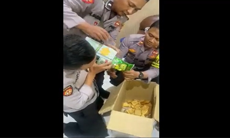 Selundupkan 5 Kg Sabu dalam Kaleng Biskuit, 2 Wanita Ini Ditangkap