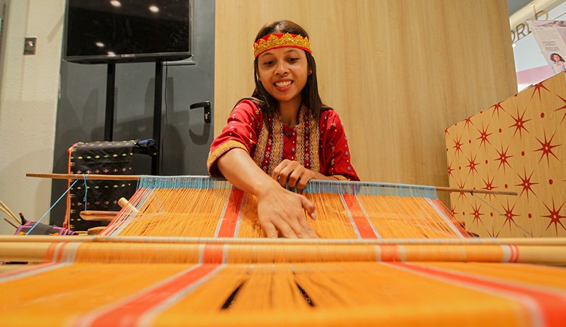 2 Perajin Asli NTT Buat Kain Tenun Sepanjang 4 Meter di Sarinah - Bagian 3