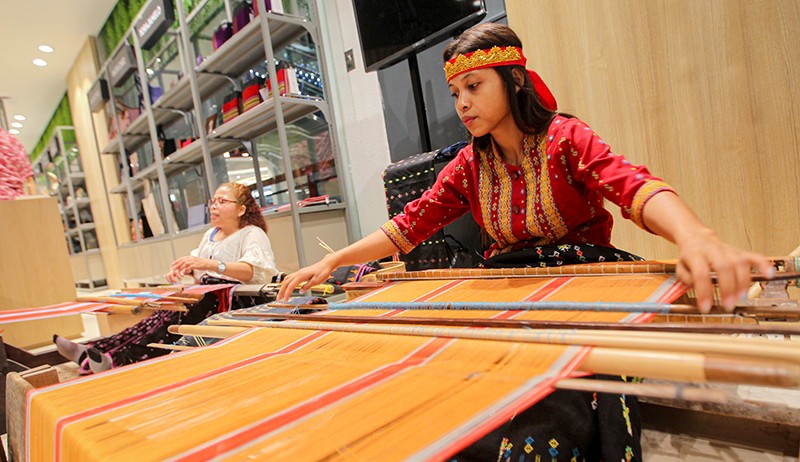 2 Perajin Asli NTT Buat Kain Tenun Sepanjang 4 Meter di Sarinah - Bagian 2