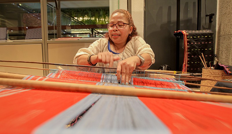 2 Perajin Asli NTT Buat Kain Tenun Sepanjang 4 Meter di Sarinah - Bagian 4