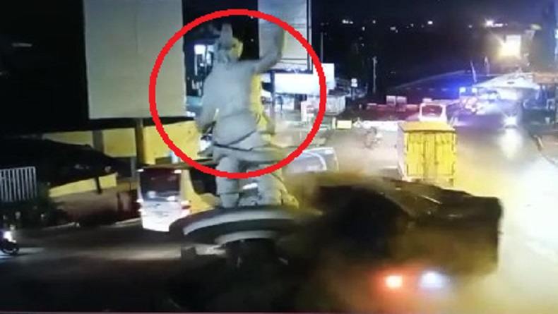 Patung Bima di Purwakarta Roboh dan Bus Ringsek usai Ditabrak Truk Oleng
