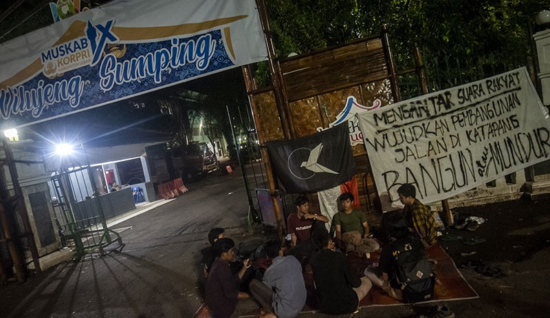 Warga Menginap di Kantor Bupati Lebak, Protes Jalanan Rusak Tidak Pernah Diperbaiki - Bagian 2