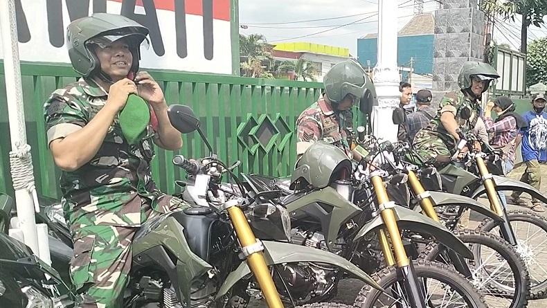 Menhan Prabowo Subianto Serahkan 20 Sepeda Motor untuk Babinsa di Solo