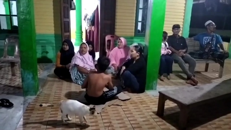 Rumah Masih Terendam Banjir, Warga Aceh Tamiang Bertahan di Posko Pengungsian
