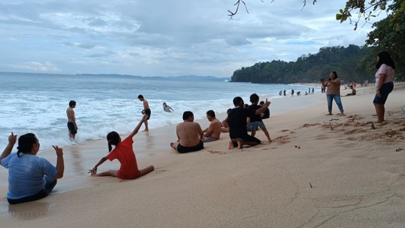 Warga Sulut Pilih Liburan ke Pantai Isi Cuti Bersama Imlek