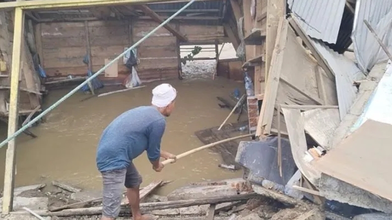 Diterjang Banjir, 5 Ruko di Pidie Aceh Ambruk Terbawa Arus Sungai
