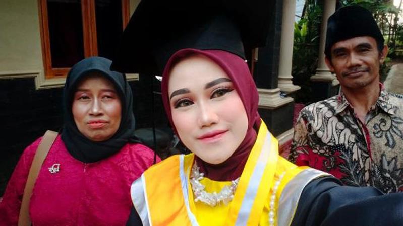  Kisah Inspiratif Samini, Anak Buruh Pabrik Jadi Wisudawan Terbaik Unsoed dengan IPK 3,97