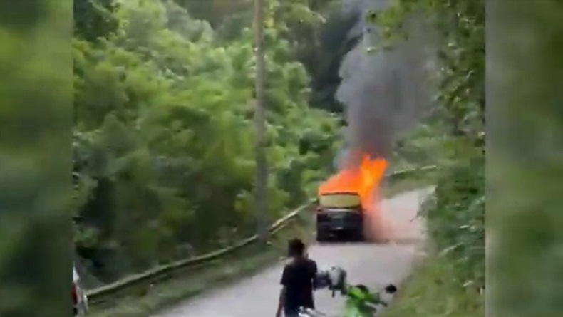 title Taksi Online Terbakar saat Antar Penumpang di Kota Baubau, Pengendara Tak Berani Melintas Taksi Online Terbakar saat Antar Penumpang di Kota Baubau, Pengendara Tak Berani Melintas