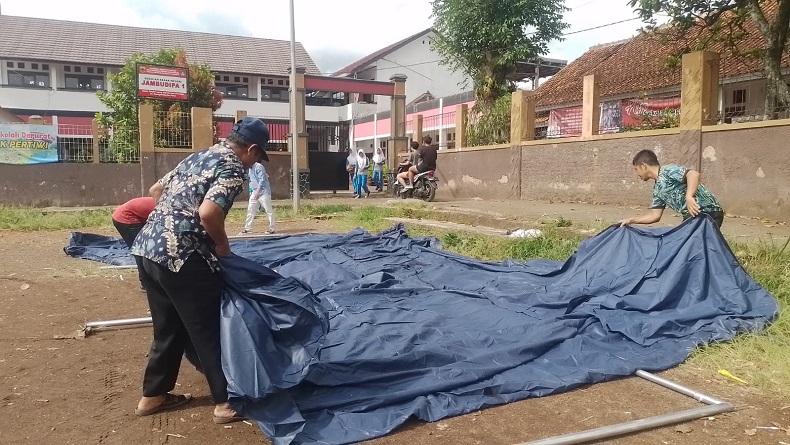 Warga Cianjur Kembali Dirikan Tenda Darurat usai Diguncang Gempa