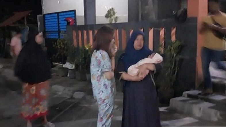title Ambon Geger, Bayi Dalam Kresek Ditemukan Tergeletak di Depan Kos Ambon Geger, Bayi Dalam Kresek Ditemukan Tergeletak di Depan Kos