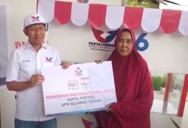 DPW Partai Perindo Sulteng Bagikan Gerobak Gratis ke Pedagang Nasi Kuning