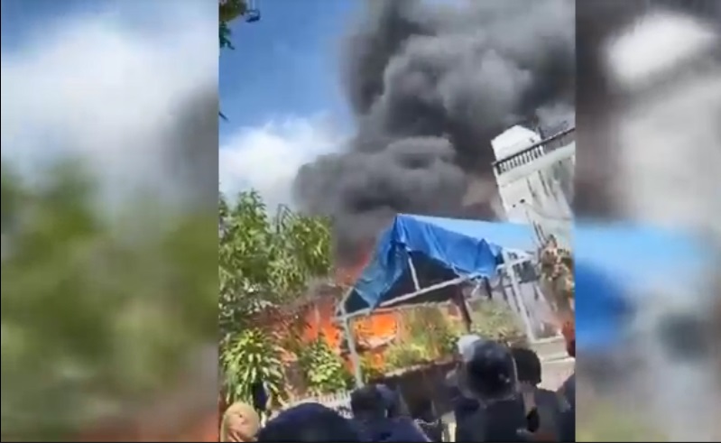Diduga Korsleting Listrik, 2 Rumah Panggung di Sidrap Ludes Terbakar