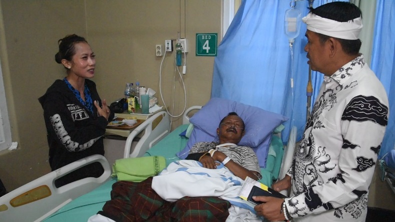 Pensiunan TNI Jadi Korban Jalan Berlubang di Purwakarta, Lengannya Patah