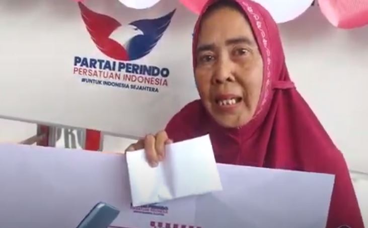 Dapat Bantuan Gerobak Partai Perindo, Ibu Darmia Harap Usaha Nasi Kuningnya Terus Meningkat