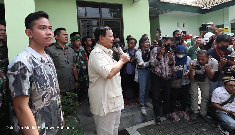 Prabowo Bareng Gibran Serahkan Motor dan Alat Komunikasi ke Babinsa di Solo - Bagian 2