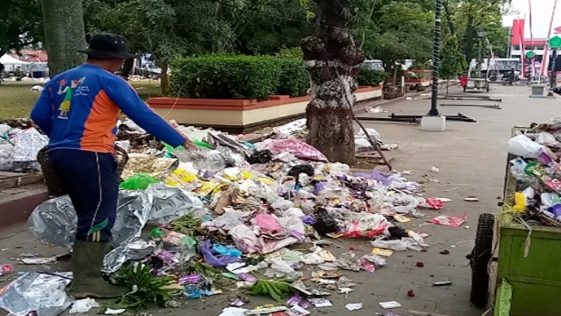 Usai Acara Hari Jadi Kota Pemalang, Sampah Bertebaran di Alun-alun